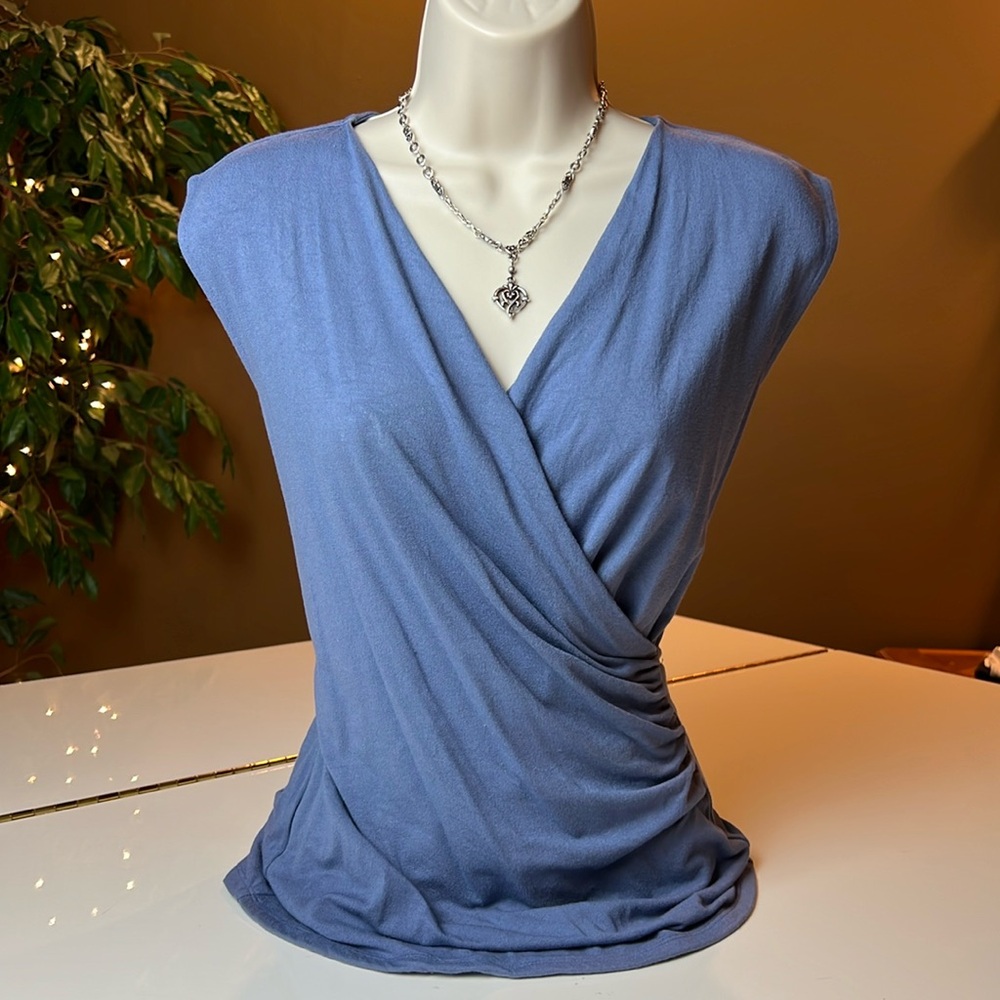 💙ANN TAYLOR BLUE WRAP FRONT V NECK RUCHED SIDE TOP SIZE EXTRA SMALL💙